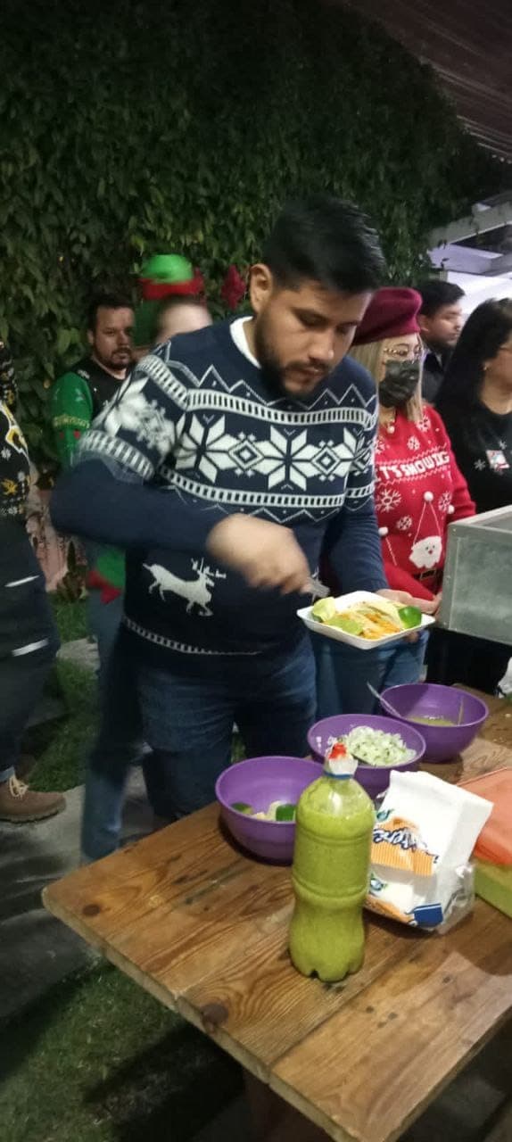Invitado sirviéndose limón y salsas junto a la mesa de complementos en una posada