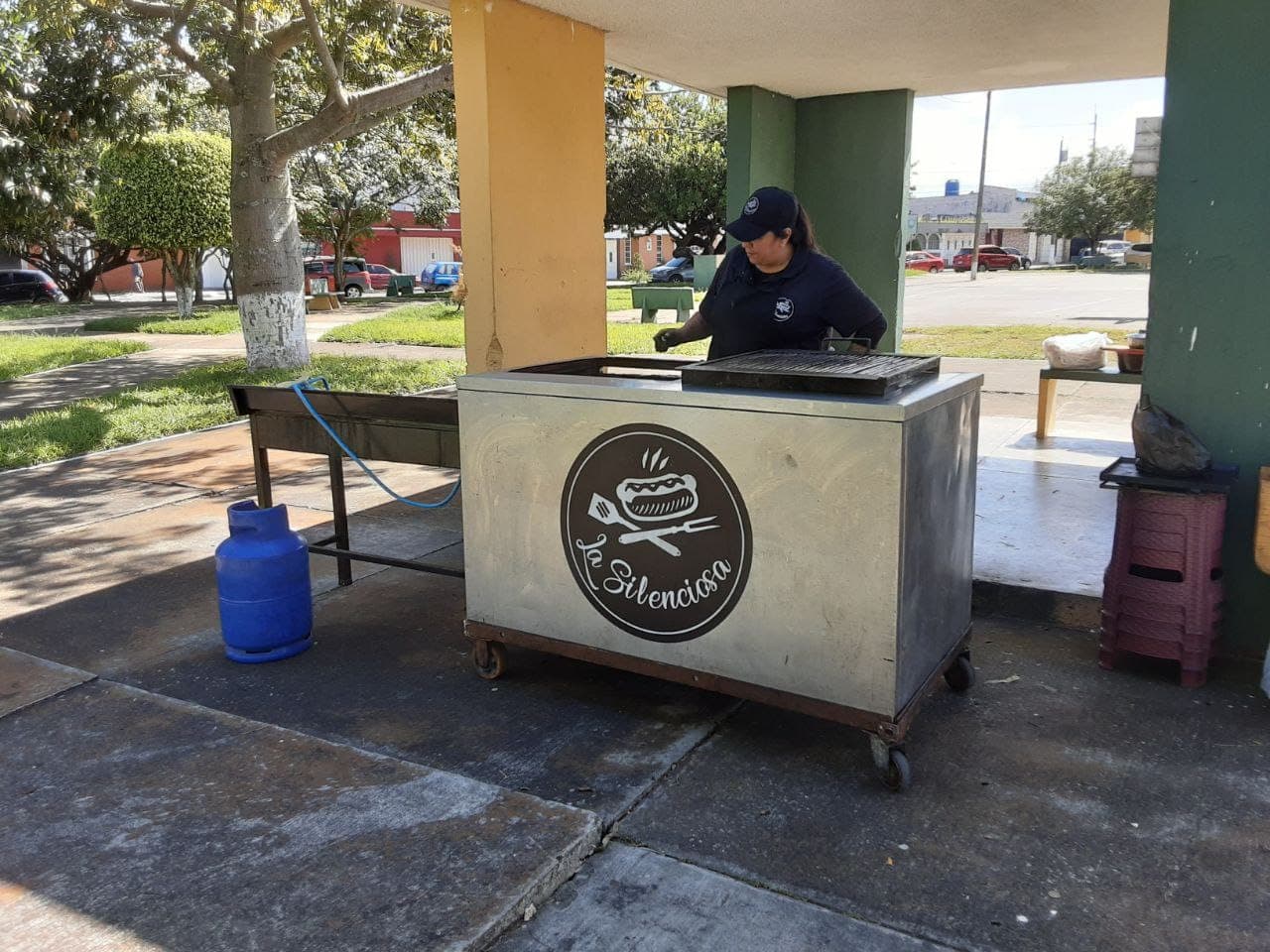 La carreta de La Silenciosa instalada en un parque, con la cocinera preparando la plancha